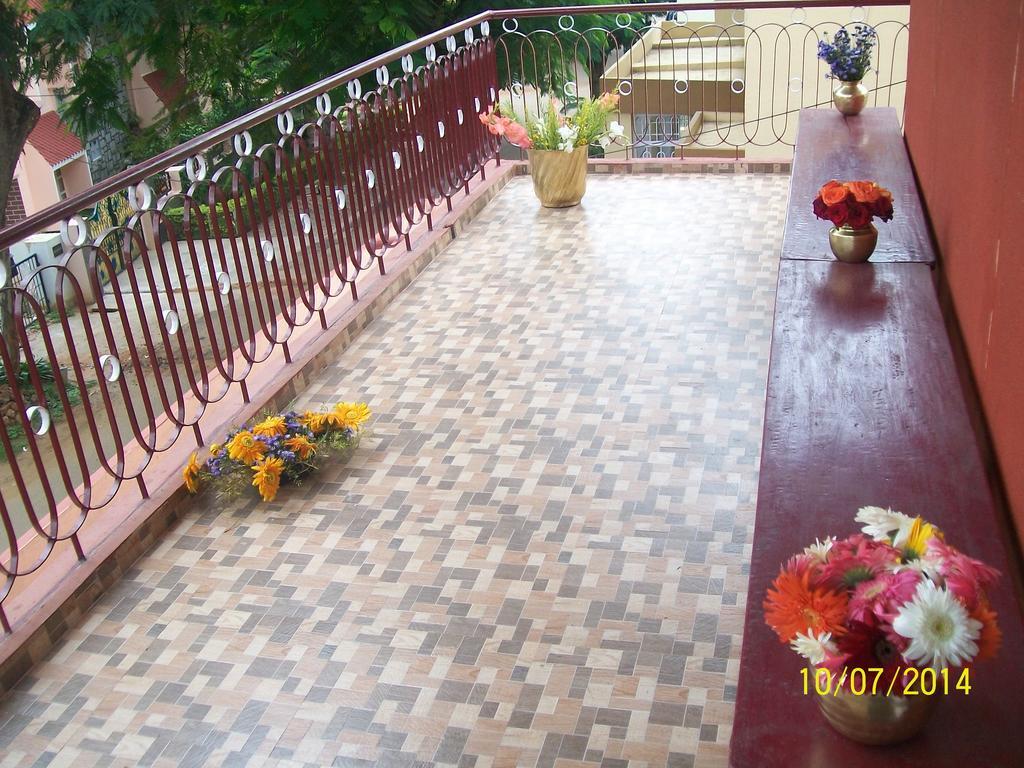 Red House Yoga Center Apartment Mysore Bagian luar foto